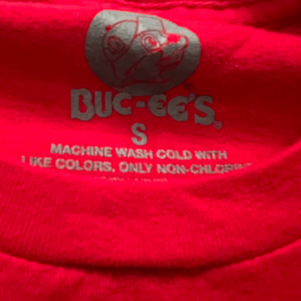 Buc-ees Youth Small red Christmas tshirt